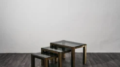 3 tables gigognes en laiton et verre fumé style Hollywood Regency, années 1970