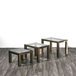 3 tables gigognes en laiton et verre fumé style Hollywood Regency, années 1970