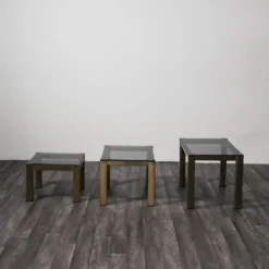 3 tables gigognes en laiton et verre fumé style Hollywood Regency, années 1970