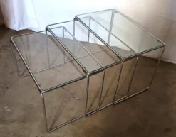3 tables gigognes en métal chromé et verre, années 70