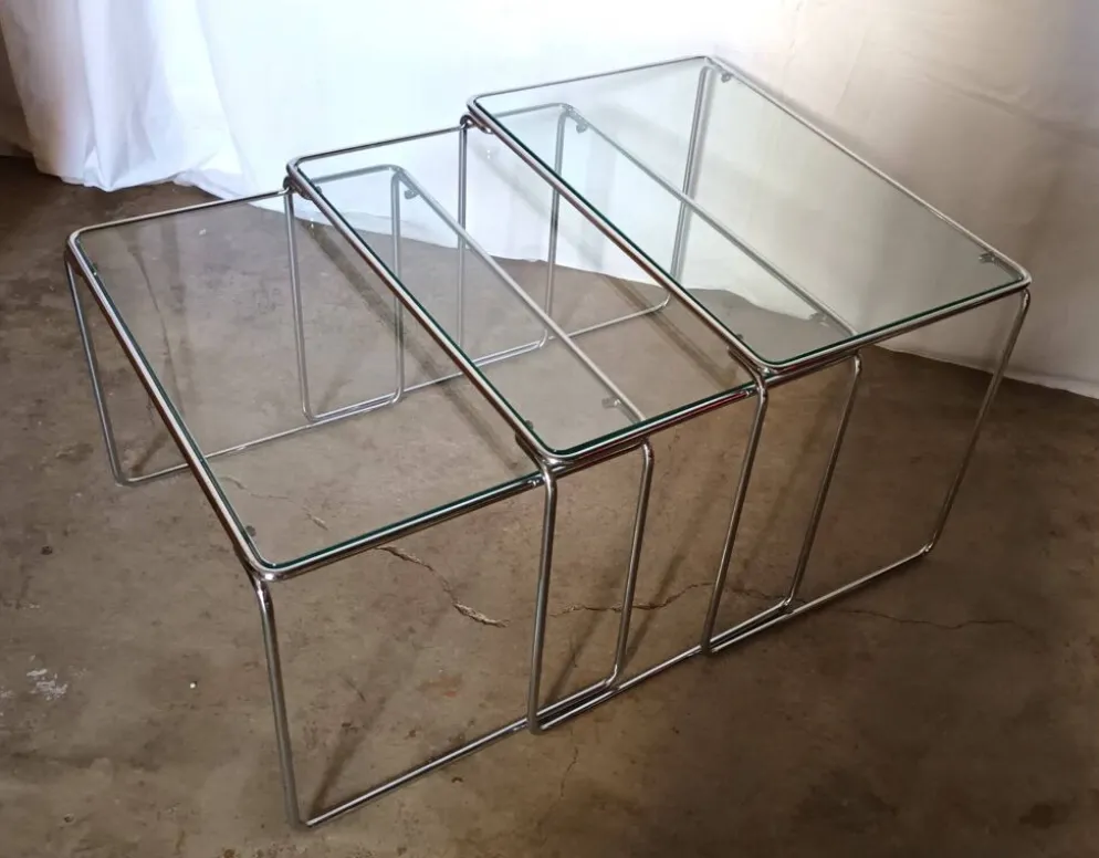 3 tables gigognes en métal chromé et verre, années 70