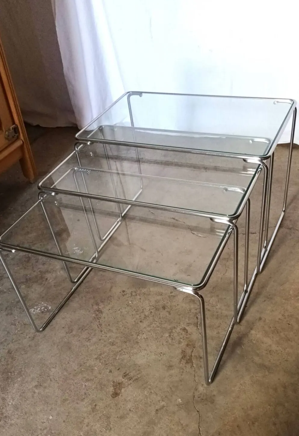 3 tables gigognes en métal chromé et verre, années 70