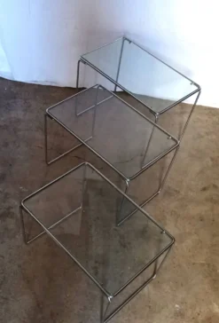 3 tables gigognes en métal chromé et verre, années 70
