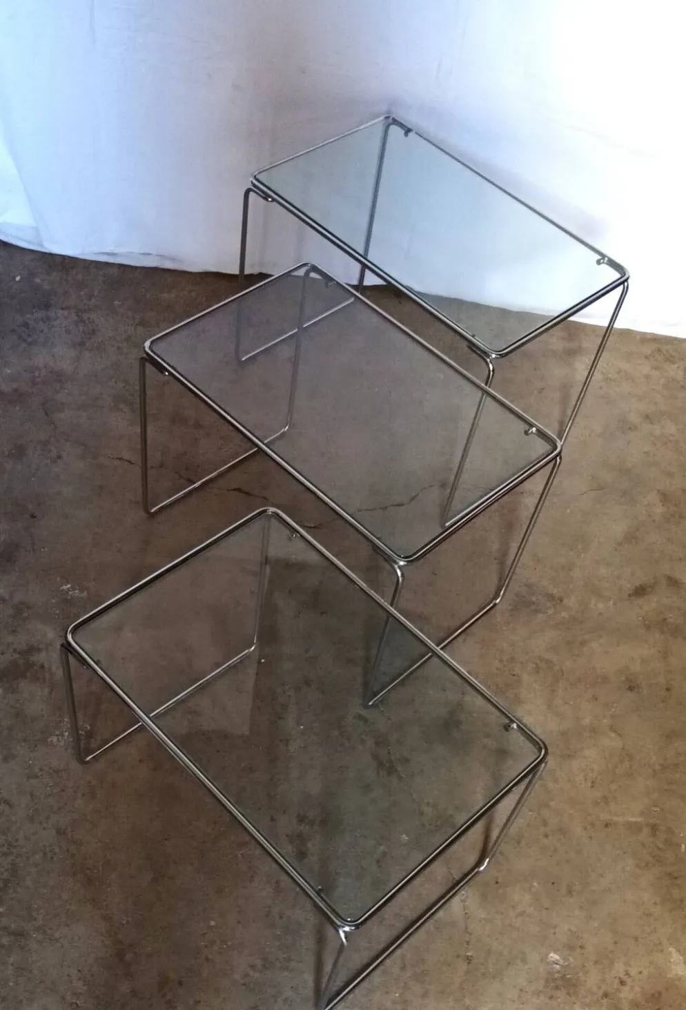 3 tables gigognes en métal chromé et verre, années 70
