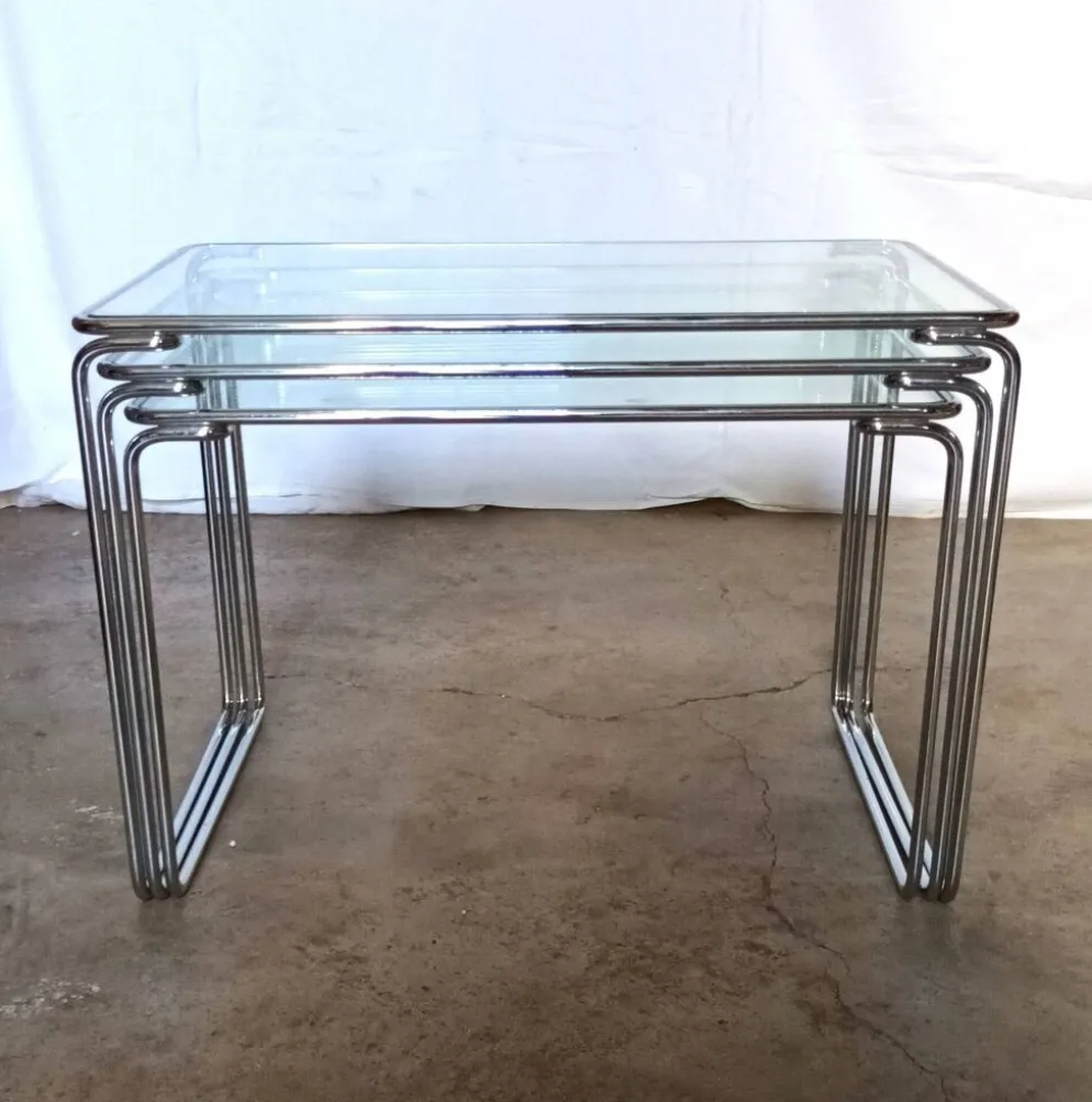 3 tables gigognes en métal chromé et verre, années 70
