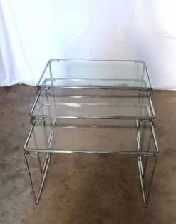 3 tables gigognes en métal chromé et verre, années 70