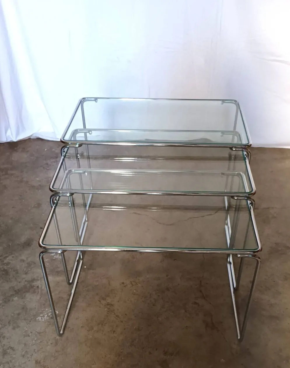 3 tables gigognes en métal chromé et verre, années 70