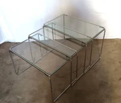 3 tables gigognes en métal chromé et verre, années 70
