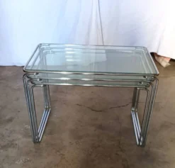 3 tables gigognes en métal chromé et verre, années 70