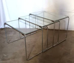 3 tables gigognes en métal chromé et verre, années 70