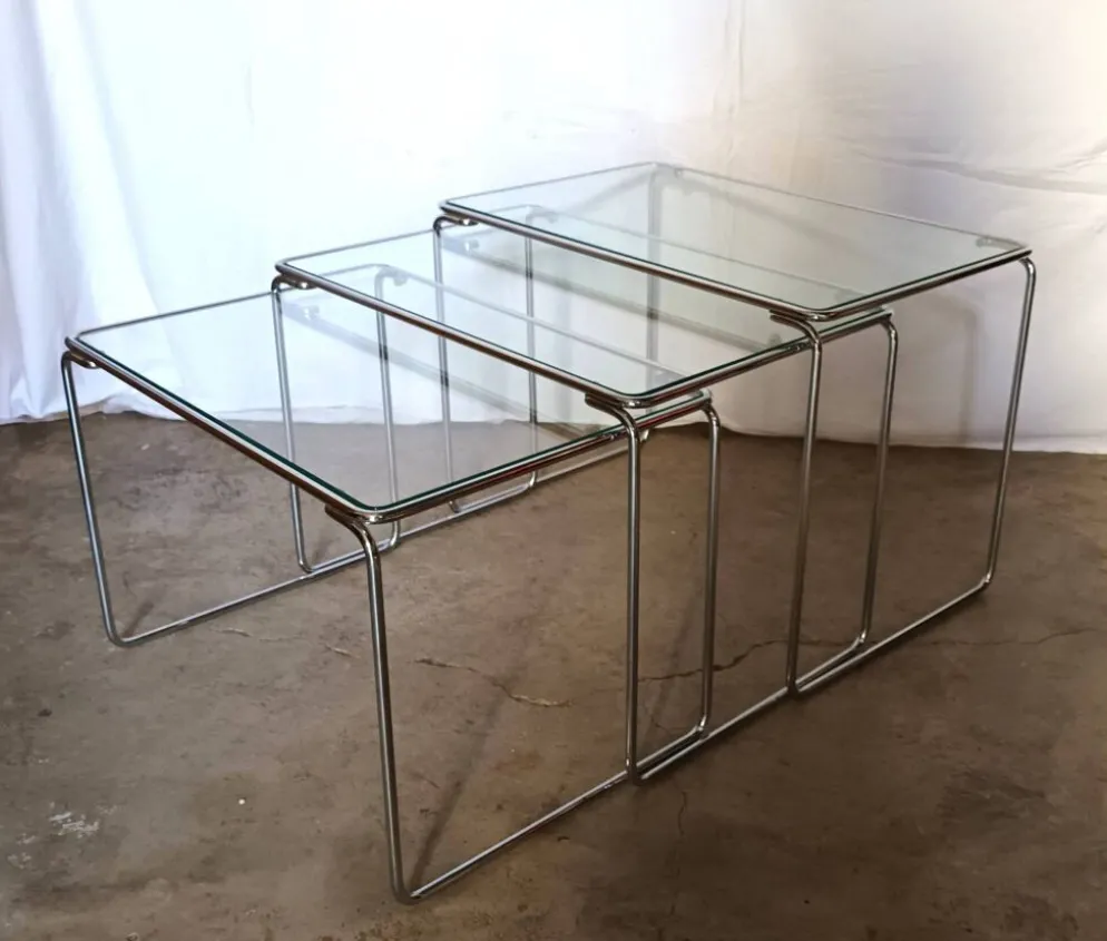 3 tables gigognes en métal chromé et verre, années 70