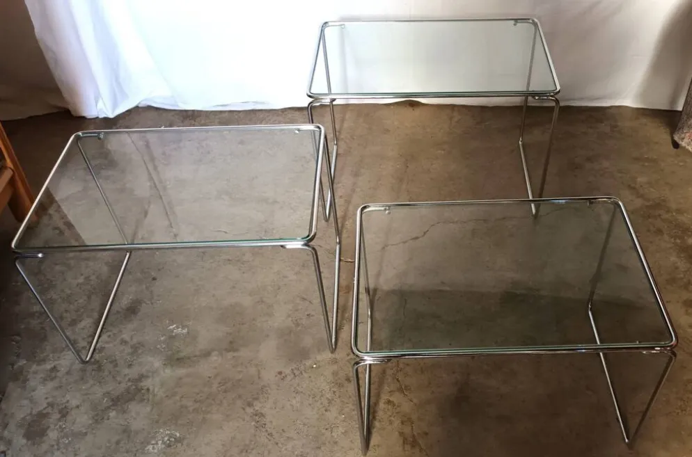3 tables gigognes en métal chromé et verre, années 70