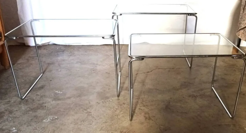 3 tables gigognes en métal chromé et verre, années 70