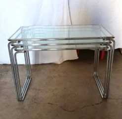 3 tables gigognes en métal chromé et verre, années 70