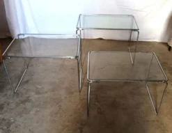 3 tables gigognes en métal chromé et verre, années 70
