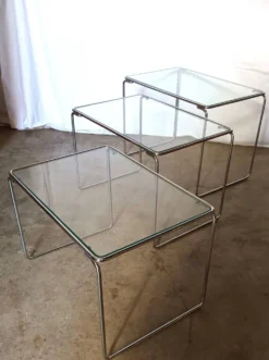 3 tables gigognes en métal chromé et verre, années 70