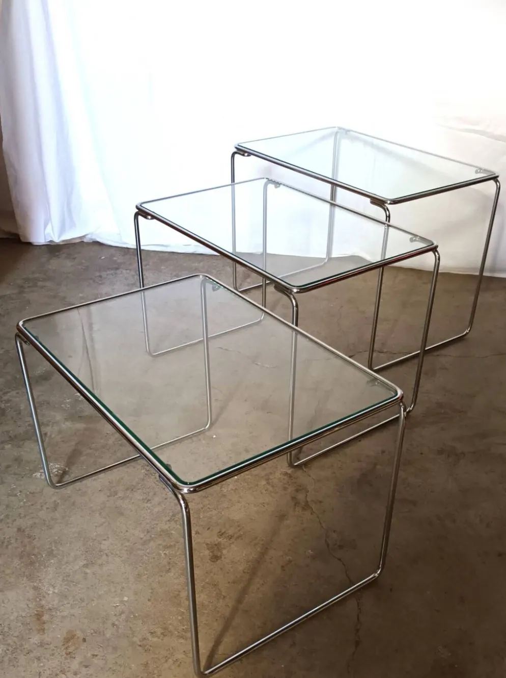 3 tables gigognes en métal chromé et verre, années 70