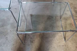 3 tables gigognes en métal chromé et verre, années 70