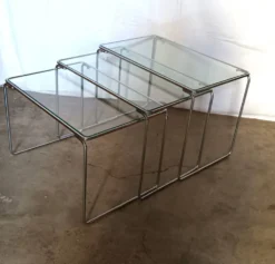 3 tables gigognes en métal chromé et verre, années 70