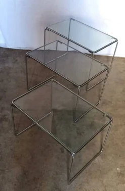 3 tables gigognes en métal chromé et verre, années 70