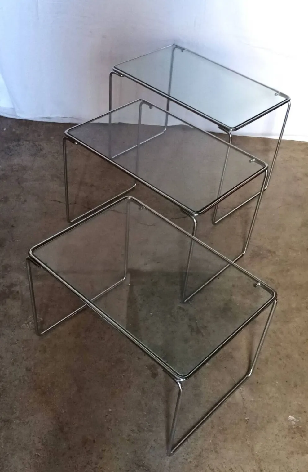 3 tables gigognes en métal chromé et verre, années 70