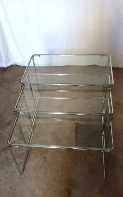 3 tables gigognes en métal chromé et verre, années 70