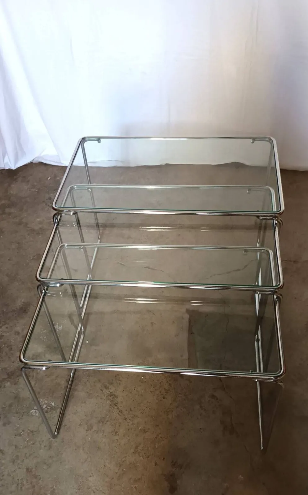 3 tables gigognes en métal chromé et verre, années 70