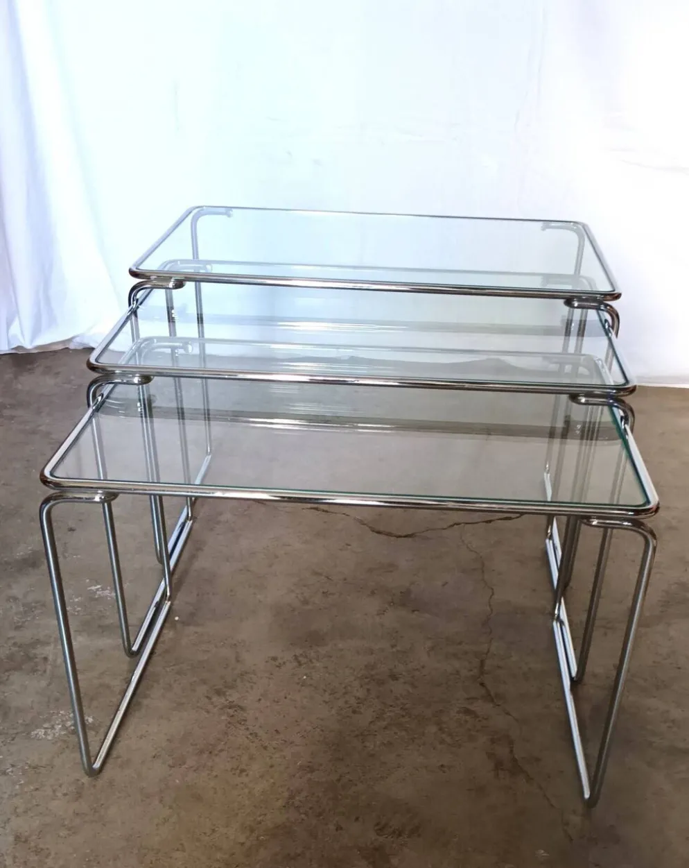 3 tables gigognes en métal chromé et verre, années 70