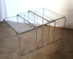 3 tables gigognes en métal chromé et verre, années 70