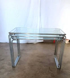3 tables gigognes en métal chromé et verre, années 70