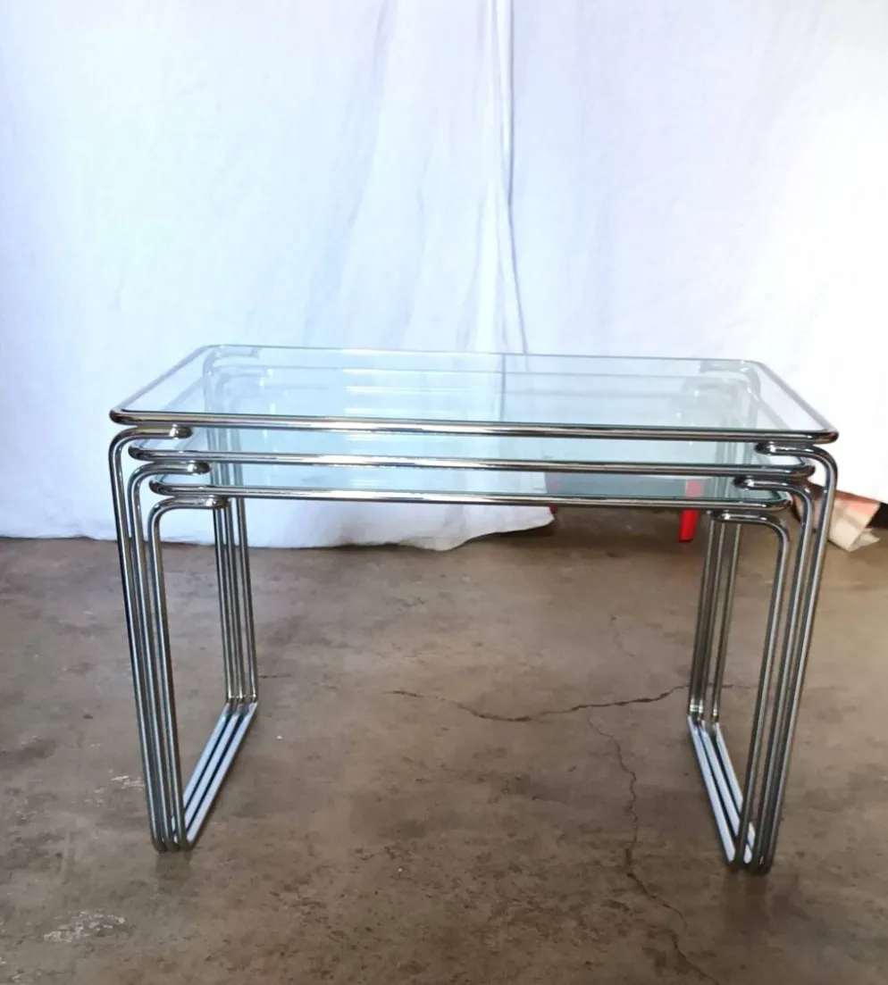 3 tables gigognes en métal chromé et verre, années 70