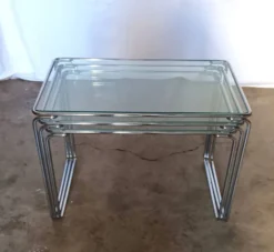 3 tables gigognes en métal chromé et verre, années 70