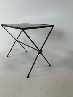 Tables gigognes en métal et verre
