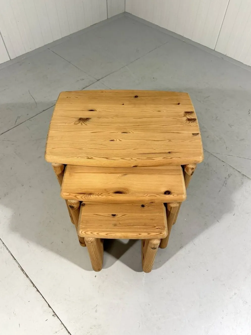 Tables gigognes en pin dans le style de Rainer Daumiller, années 1970.