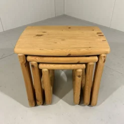 Tables gigognes en pin dans le style de Rainer Daumiller, années 1970.