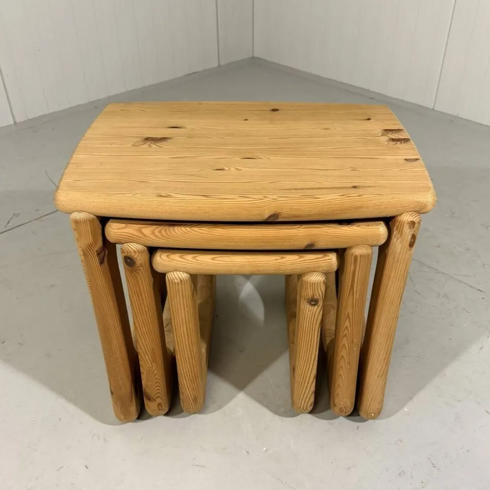Tables gigognes en pin dans le style de Rainer Daumiller, années 1970.