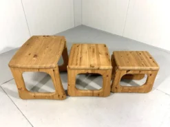 Tables gigognes en pin dans le style de Rainer Daumiller, années 1970.