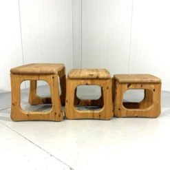 Tables gigognes en pin dans le style de Rainer Daumiller, années 1970.