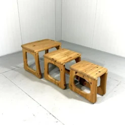 Tables gigognes en pin dans le style de Rainer Daumiller, années 1970.