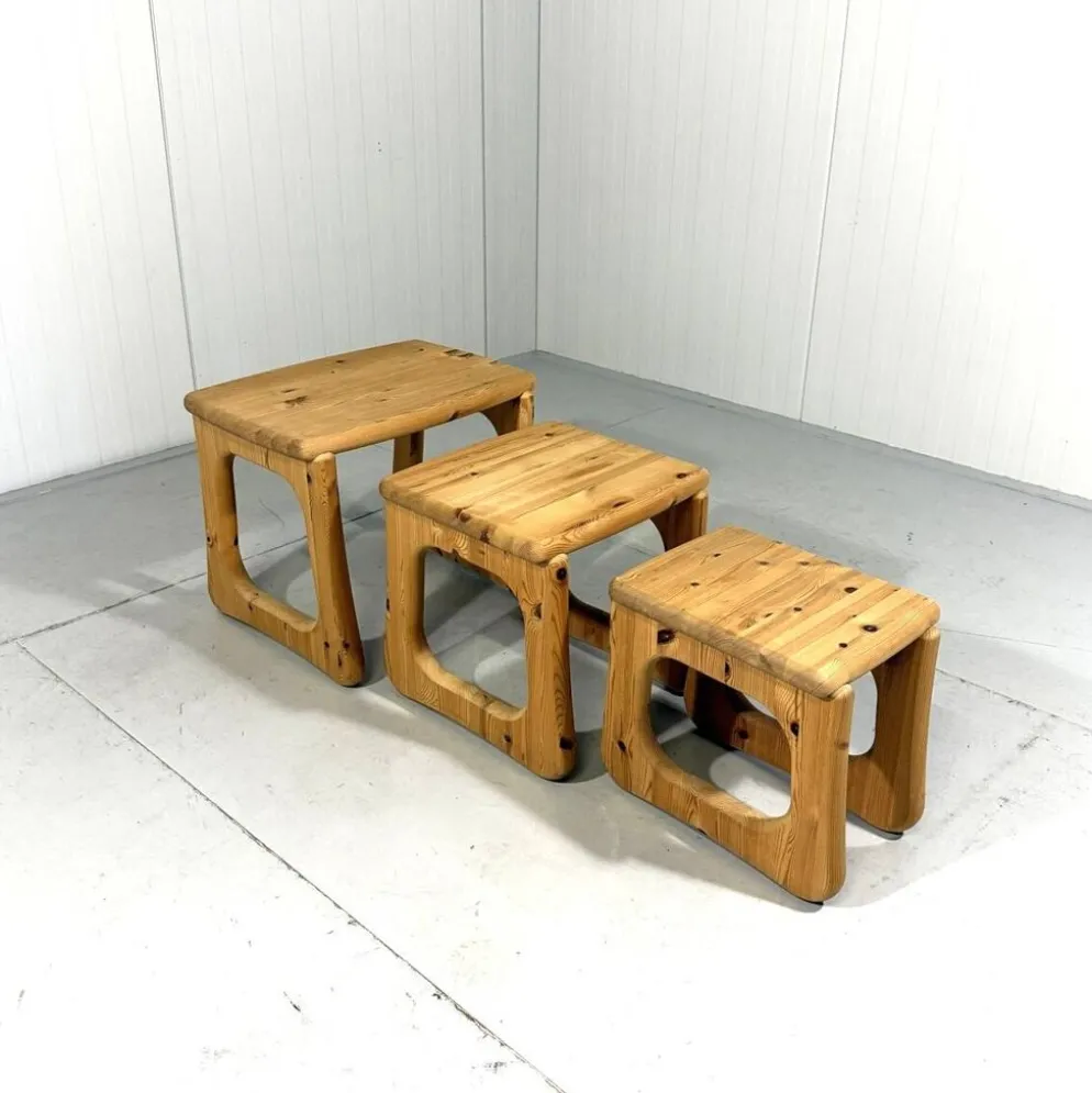 Tables gigognes en pin dans le style de Rainer Daumiller, années 1970.