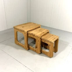 Tables gigognes en pin dans le style de Rainer Daumiller, années 1970.