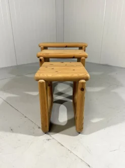 Tables gigognes en pin dans le style de Rainer Daumiller, années 1970.