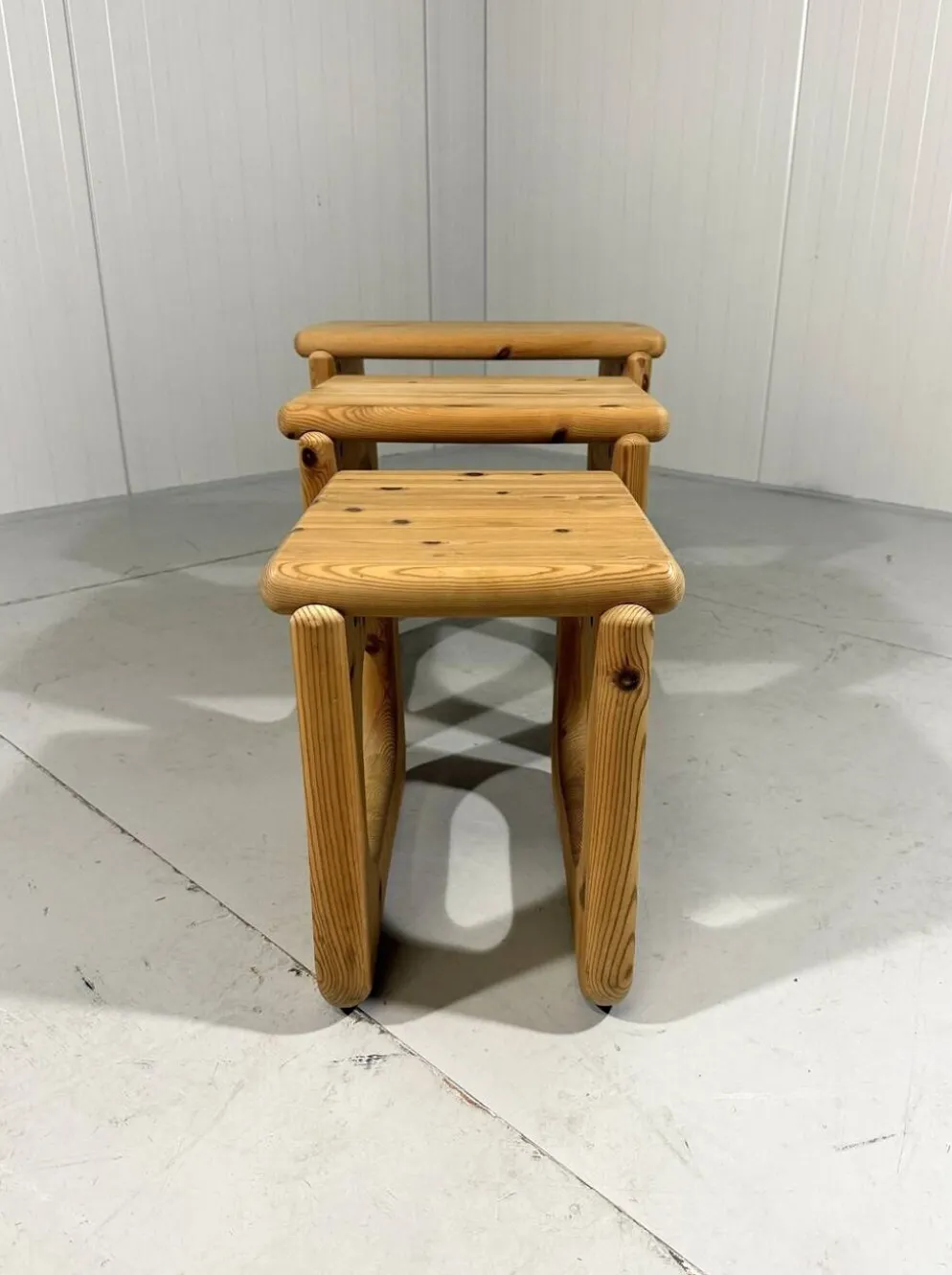 Tables gigognes en pin dans le style de Rainer Daumiller, années 1970.