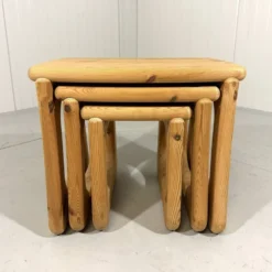 Tables gigognes en pin dans le style de Rainer Daumiller, années 1970.
