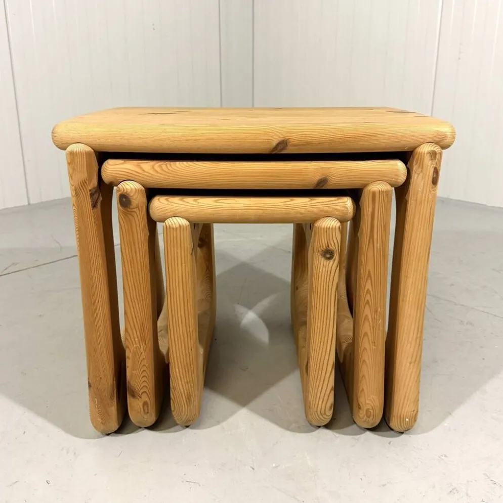 Tables gigognes en pin dans le style de Rainer Daumiller, années 1970.