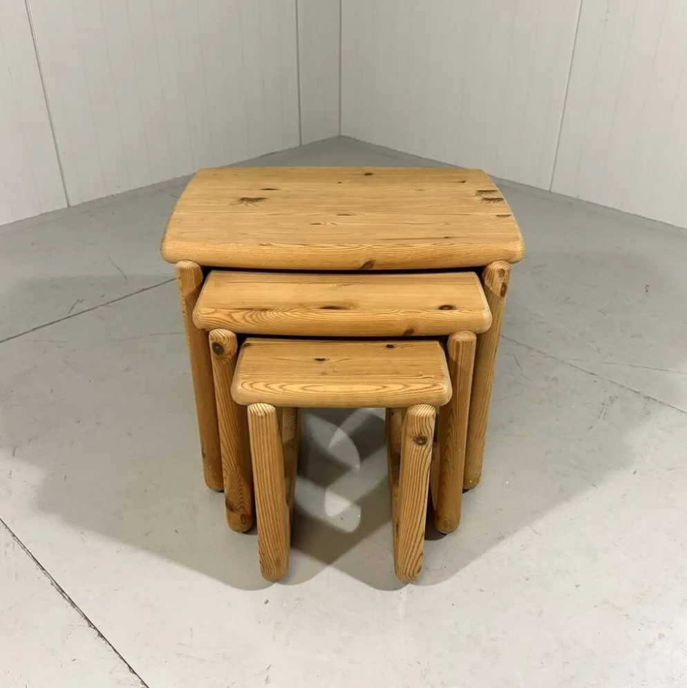 Tables gigognes en pin dans le style de Rainer Daumiller, années 1970.