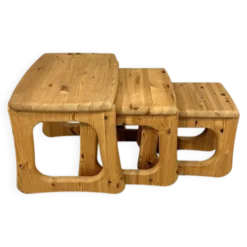 Tables gigognes en pin dans le style de Rainer Daumiller, années 1970.