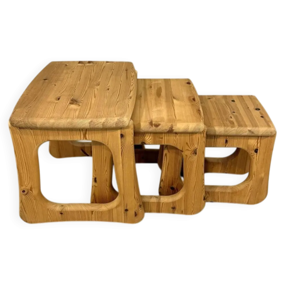 Tables gigognes en pin dans le style de Rainer Daumiller, années 1970.