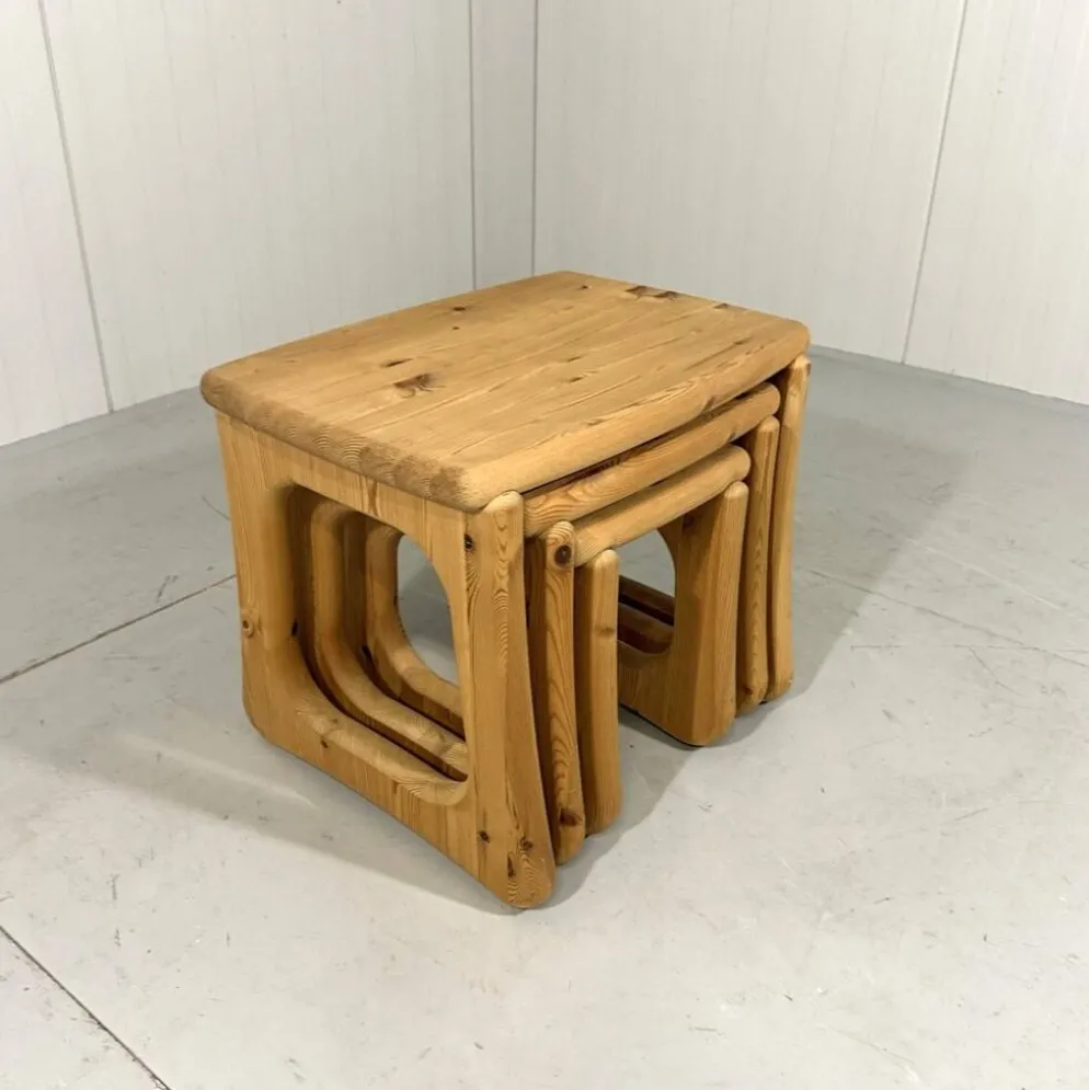 Tables gigognes en pin dans le style de Rainer Daumiller, années 1970.