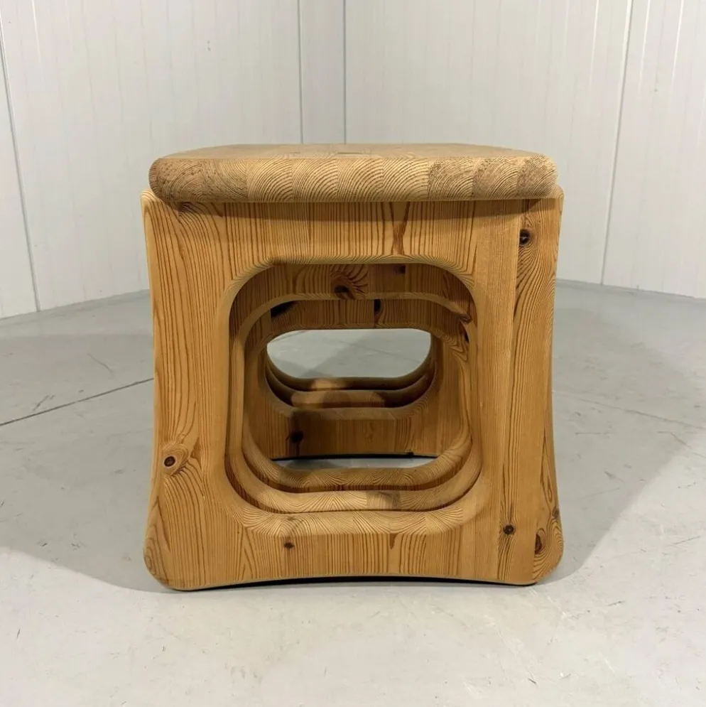 Tables gigognes en pin dans le style de Rainer Daumiller, années 1970.